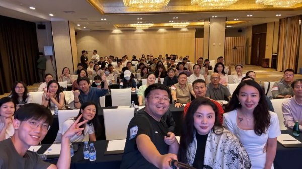 配资炒股安全平台查询 特朗普召开加密货币晚宴，美会发生严重金融危机吗？